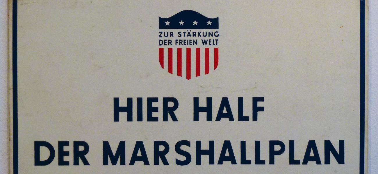 German-language sign expressing support for the Marshall Plan.