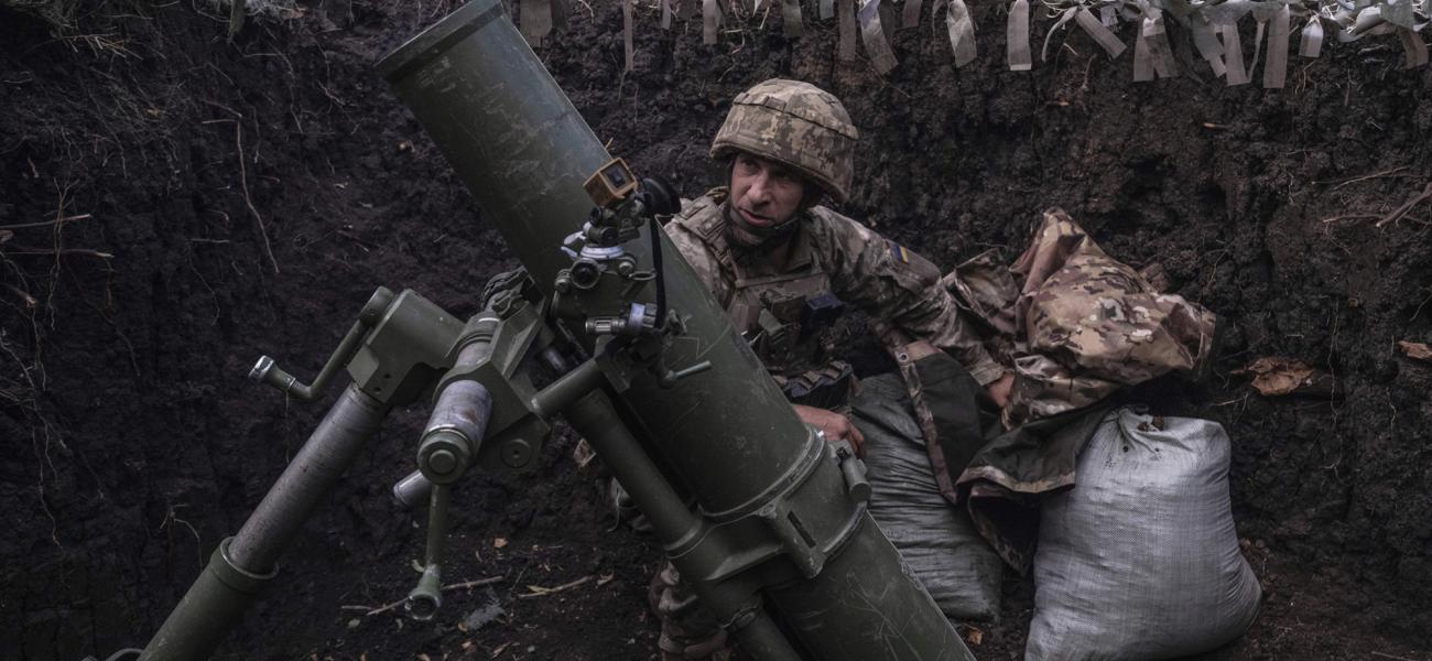 In this photo provided by Ukraine's 93rd Kholodnyi Yar Separate Mechanized Brigade press service, a soldier fires a mortar towards positions of Russian troops near Kostyantynivka in Donetsk region, Ukraine, Tuesday, Aug. 26, 2025. (Iryna Rybakova/Ukraine's 93rd Mechanized Brigade via AP)